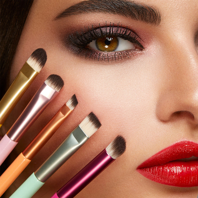 KIKO Milano Smart Eyeliner Brush 203 pędzelek do oczu z ukośnie ściętą końcówką