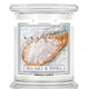 Kringle Candle Średnia świeca zapachowa z dwoma knotami Sea Salt & Tonka 411g
