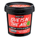 BEAUTY JAR Love Is In The Air pieniąca sól do kąpieli dla par z kwiatowym nektarem 150g